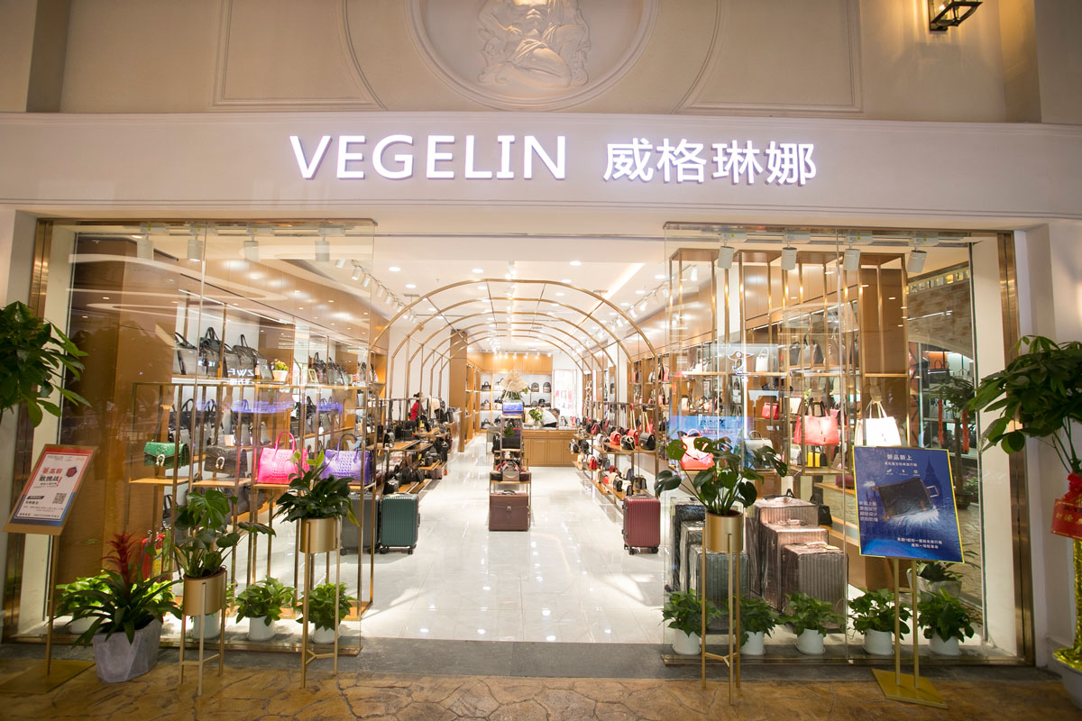袋鼠皮具高橋店裝修設(shè)計(jì)效果圖_長(zhǎng)沙高橋皮具城裝修_箱包店面裝修案例_長(zhǎng)沙裝修公司_永祺商業(yè)裝飾